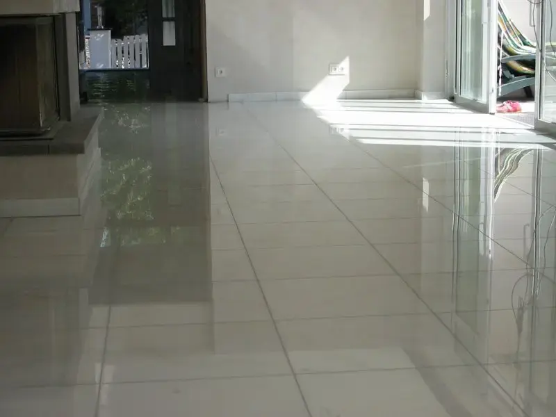 Detailsicht auf ausgebesserte Türkante